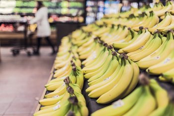 Marketin vihannesosastolla banaaneja.